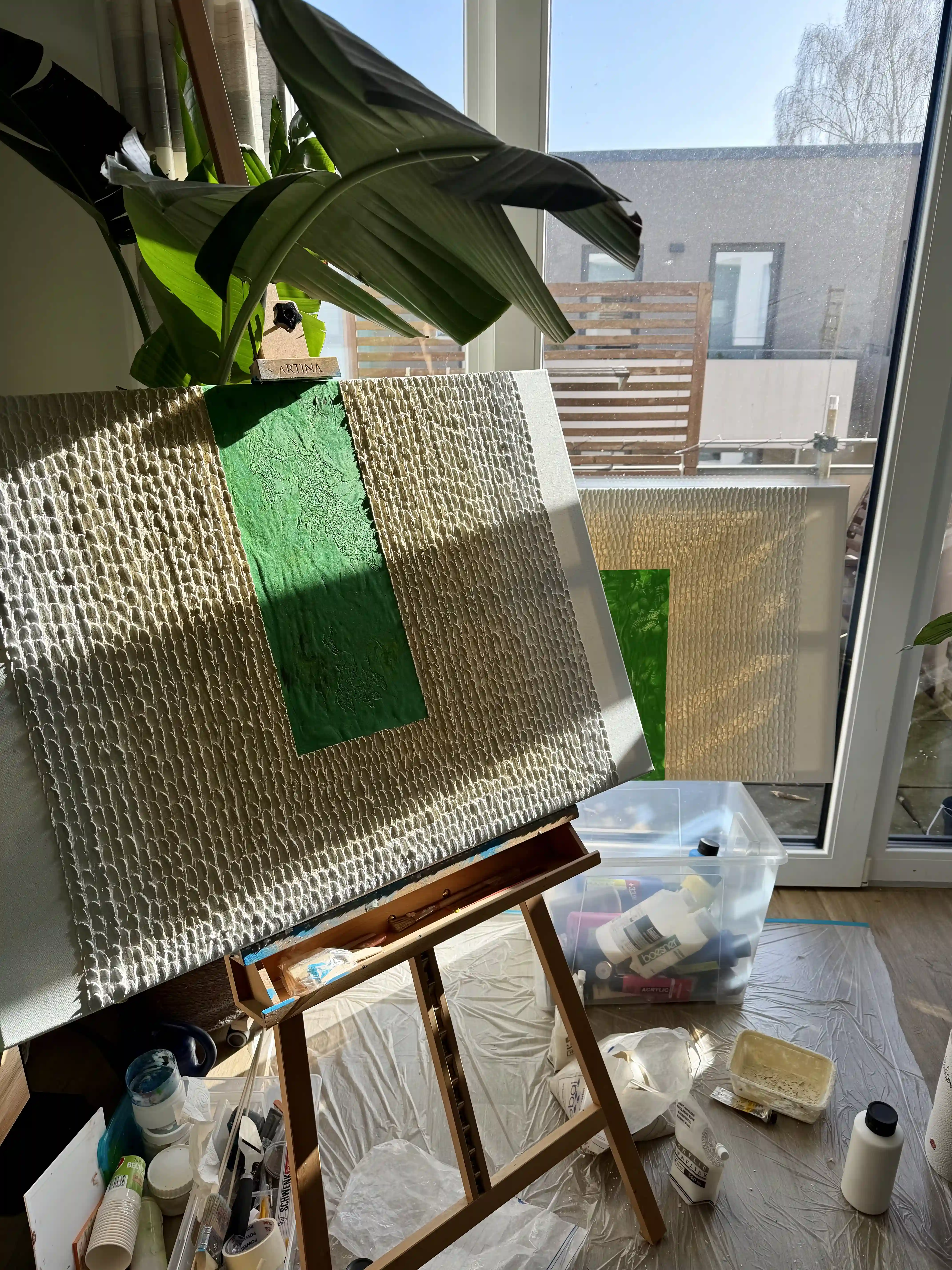 Atelier von Studio visus mit halbfertig gemaltem Bild