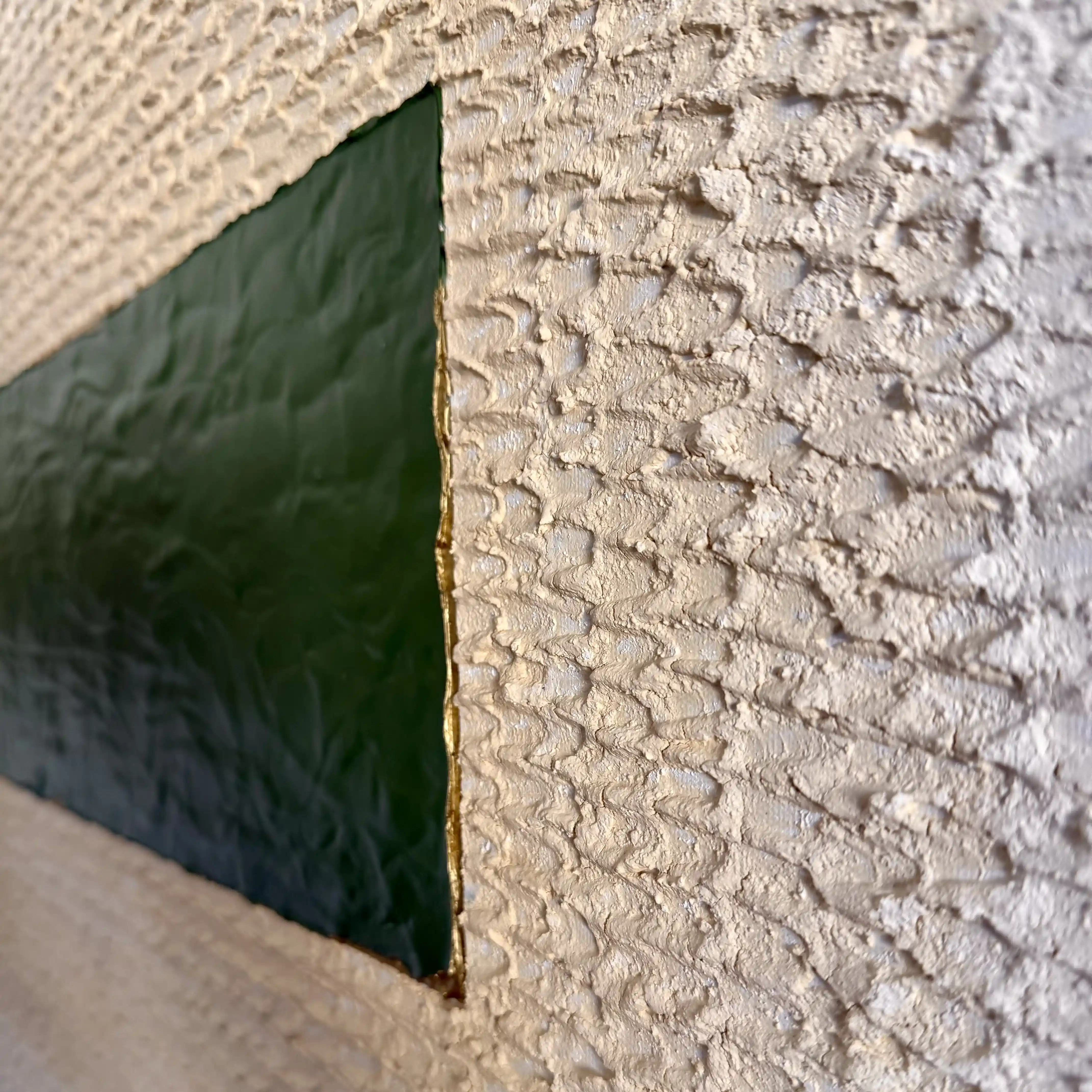 Das Bild Fenster. Nahaufnahme der Schuppenmustern mit Gold und Grün. 140 x 200 cm.